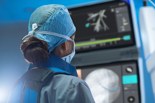 Intuitive Ion Pulmonologist looking at screen