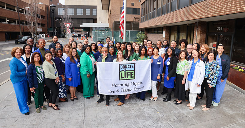 group photo in front of NBI holding the Donate Life banner